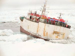 A fishing boat was stuck in the ice and the Araon was able to help it find open water again. 