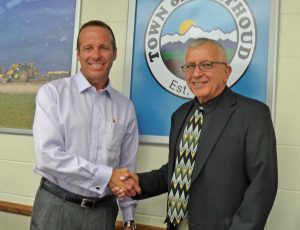 Outgoing Berthoud Mayor David Gregg shakes hands with incoming Mayor Steve Mulvihill at Tuesday’s Berthoud Board of Trustees meeting at Berthoud Town Hall. Becky Justice-Hemmann / The Surveyor